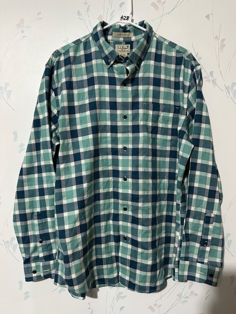 L.L. Bean Mens Slightly Fitted Green & Blue Plaid Button-Down Shirt L-Regular 10